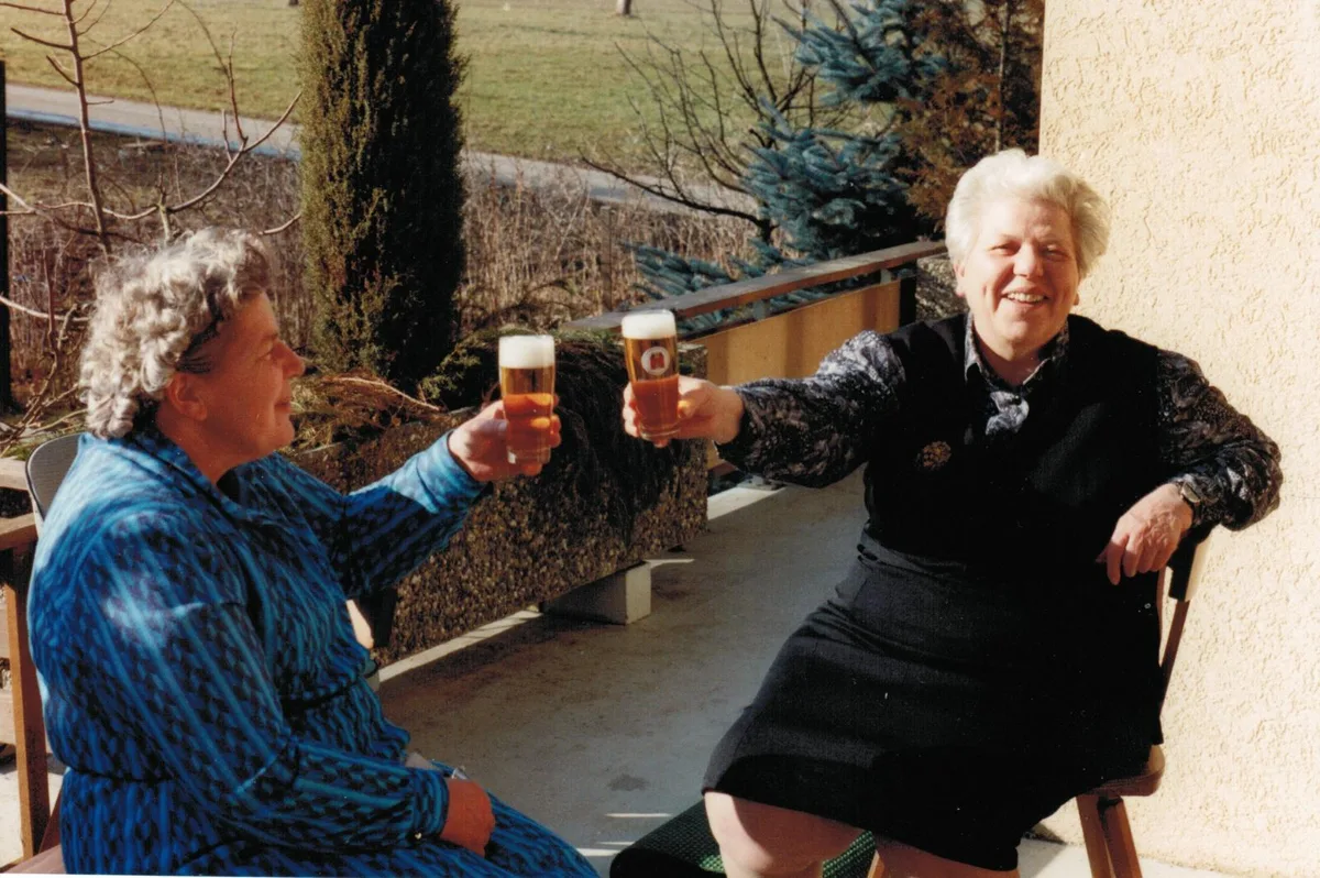 https-zueriost-ch-sites-default-files-elvis-media-2022-05-trube-marie%2520rechts_ca-%25201990_omt_preview-jpg Marie Pala (rechts) wirtete jahrelang im Gasthof Traube im Steinenbachtal. , So sah der Gasthof zu Zeiten der Wirtin aus., Heute zeugen noch die Malerei …, … und das alte Wirtshausschild von dem einstigen Lokal.