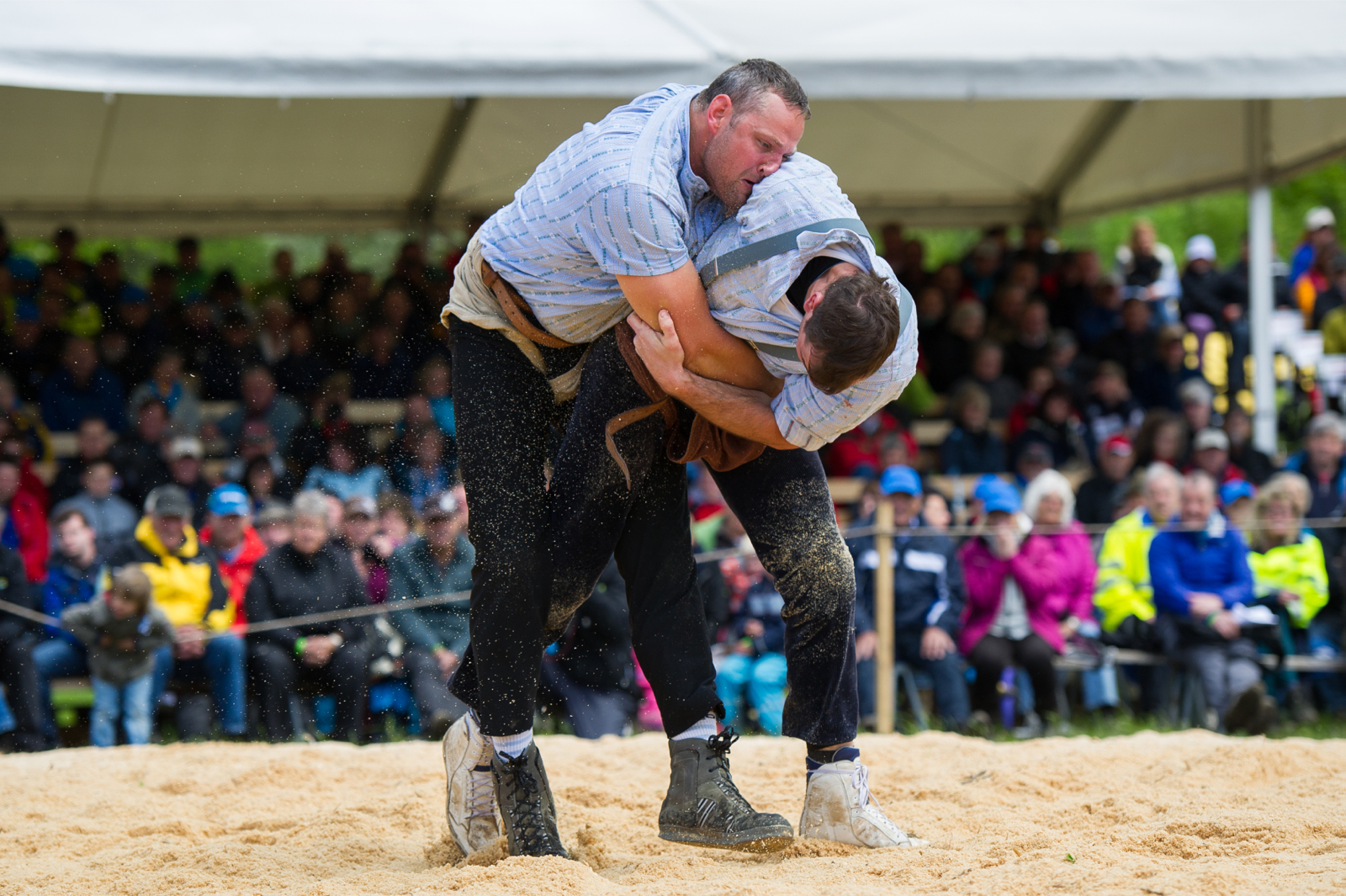 Arnold Forrer (links) vor acht Jahren am Kantonalschwingfest in Wila. 