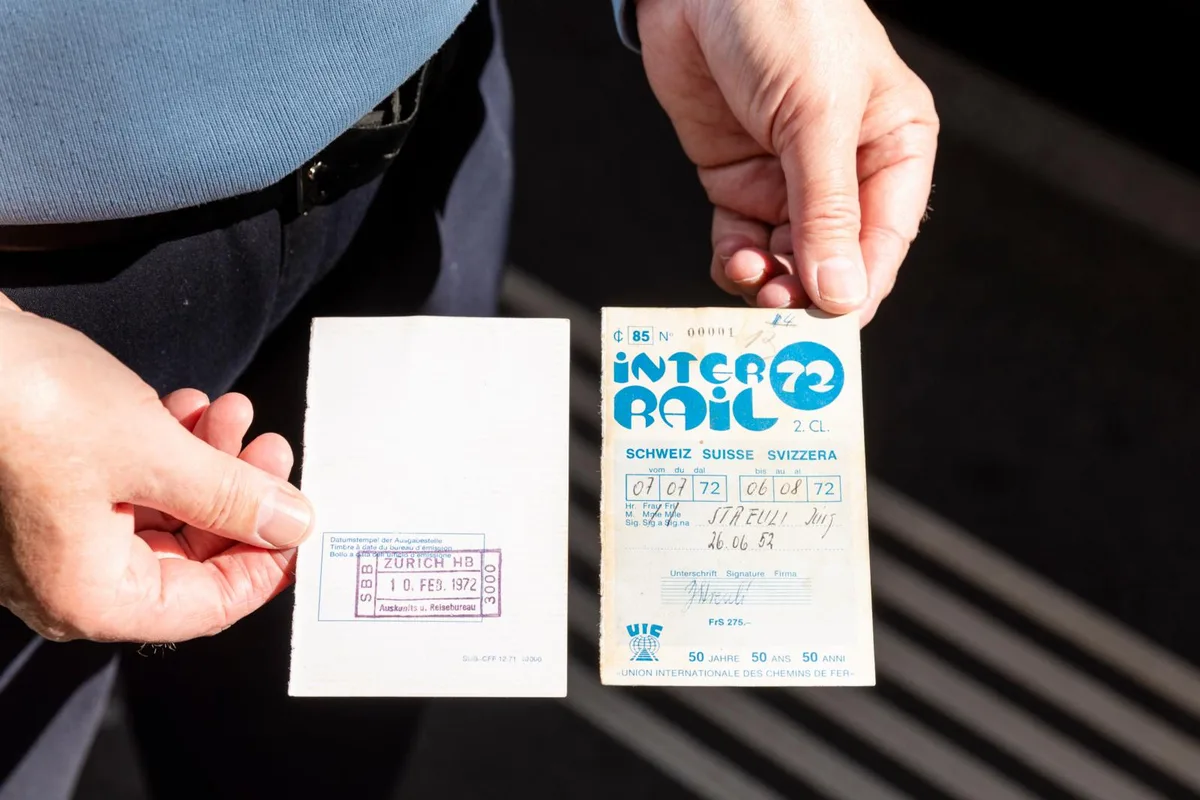 https-zueriost-ch-sites-default-files-elvis-media-2022-05-_oho0774_preview-jpg Der bald 70 Jahre alte Wetziker Jürg Streuli ist im Besitz des ersten Interrail-Tickets aus dem Jahr 1972., Für 275 Franken kaufte Jürg Streuli im Zürcher Hauptbahnhof den bei jungen Leuten so begehrten Reisepass.