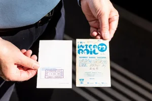 https-zueriost-ch-sites-default-files-elvis-media-2022-05-_oho0774_preview-jpg Der bald 70 Jahre alte Wetziker Jürg Streuli ist im Besitz des ersten Interrail-Tickets aus dem Jahr 1972., Für 275 Franken kaufte Jürg Streuli im Zürcher Hauptbahnhof den bei jungen Leuten so begehrten Reisepass.