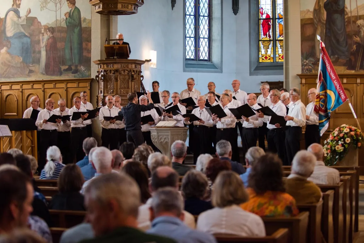Die Chorgemeinschaft Landenberg sang in der reformierten Kirche Turbenthal. , Die Freude und Motivation bei den Sängern war gross., Der Chor gab diverse Perlen aus dem Männerchorrepertoire zum Besten., Franz Becker begleitete den Chor am Klavier., Philip Hirisiger (vorne) dirigierte den Chor.