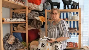 https-zueriost-ch-sites-default-files-elvis-media-2022-05-claudia-wullschlaeger-naehatelier-hunde-katzen-3_preview-jpg Claudia Wullschleger stellt Unikate aus Stoff her – vor allem für Vierbeiner., Ihre Stube gleicht bereits einem Nähatelier. Hier schneidet sie ein Schnittmuster für ein Katzen-Tipi zu., Auch ihre beiden Hunde Giuli (links) und Gino kommen in den Genuss, zum Beispiel mit selbstgenähten Hundemänteln.