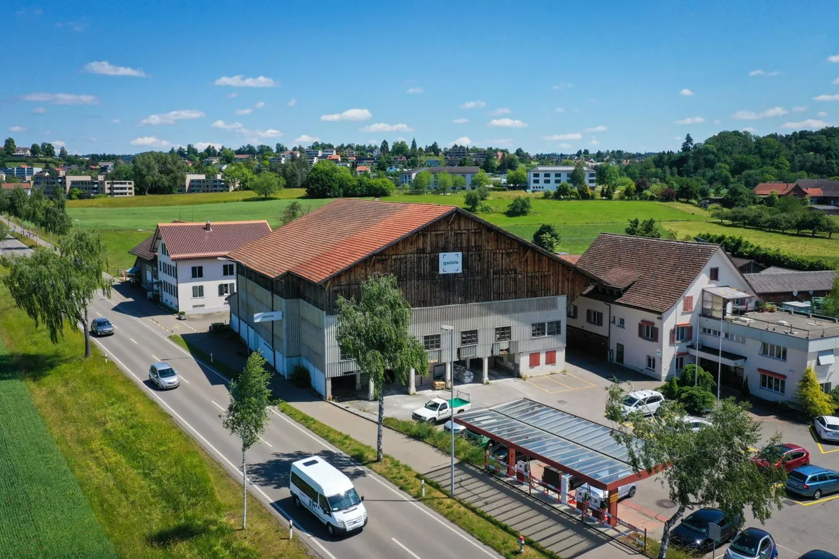 ehemaliegeziegelei-riedikon-sbo-2_preview Die Gadola Bauunternehmung hat Anfang 2021 den Grund der ehemaligen Ziegelei in Riedikon gekauft., Am Gebäude, wo bis 2020 die Konkurs gegangene Tius AG ihren Sitz hatte, hängt schon ein Schild der neuen Firma.