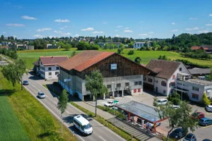 ehemaliegeziegelei-riedikon-sbo-2_preview Die Gadola Bauunternehmung hat Anfang 2021 den Grund der ehemaligen Ziegelei in Riedikon gekauft., Am Gebäude, wo bis 2020 die Konkurs gegangene Tius AG ihren Sitz hatte, hängt schon ein Schild der neuen Firma.