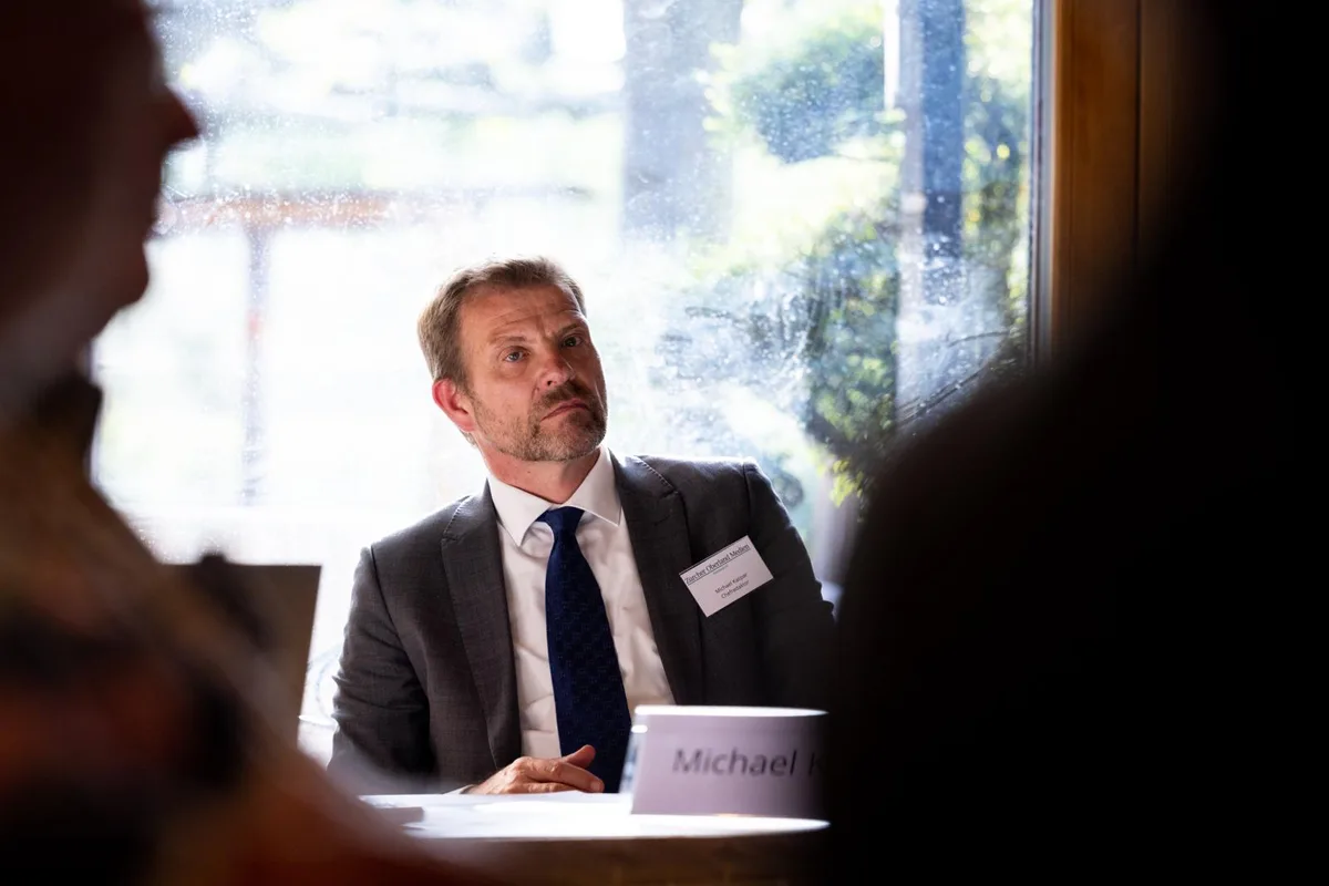 Chefredaktor Michael Kaspar skizzierte die publizistische Zukunft des Unternehmens. (Foto: crm) Chefredaktor Michael Kaspar hört aufmerksam zu.