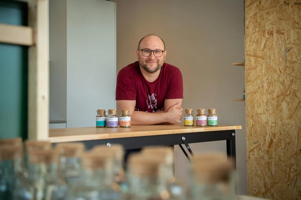 Im Dezember hat sich Matthias Hirsch mit der Produktion von Gewürz- und Sirupmischungen selbständig gemacht., In seinem Büro in Wallisellen mischt er alles von Hand., Zuerst werden die Zutaten genau abgewogen... , ... und die Gläser dann mit einem Etikett versehen.