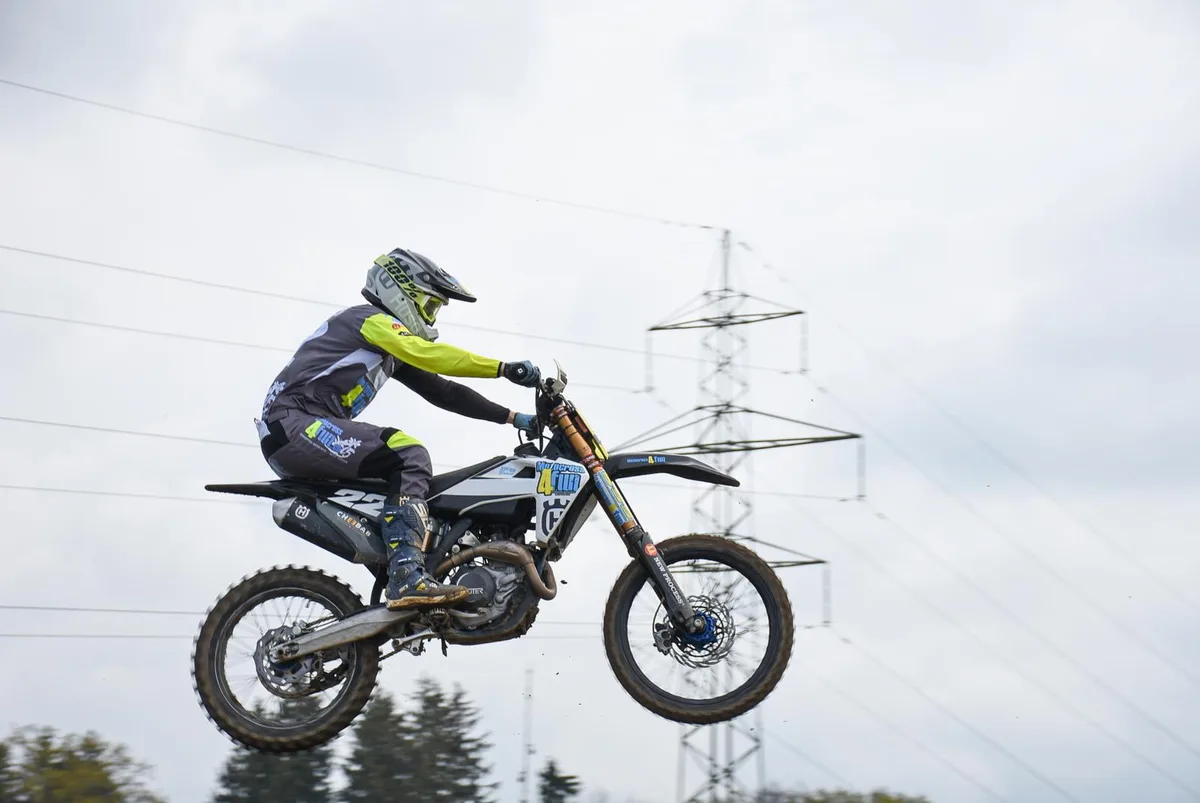 Der Turbenthaler Levi Suter flog am Motocross Schlatt dem Sieg bei den Master Open entgegen., Sandra Keller aus Schlatt gewann beide Läufe des Women Cup überlegen., Der Fischenthaler Noryn Polsini auf dem Weg zum Sieg bei den Nationalen Open B., Sie bildeten dieses Jahr ein Co-Präsidium für den Motocross-Anlass: Dario Frei und Beat Ganz (rechts)., Dario Frei war sowohl OK-Mitglied als auch aktiver Fahrer., Der Besucherandrang war gross: Über 4000 Zuschauer wohnten dem Anlass bei.