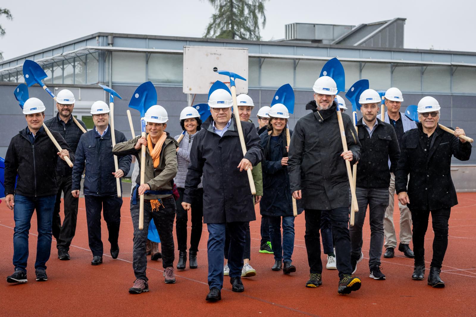 Die gesamte Baukommision unter Gemeindepräsident Anton Muff beim Spatenstich zur Mehrzweck-/Turnhalle beim Schulhaus Heiget.
