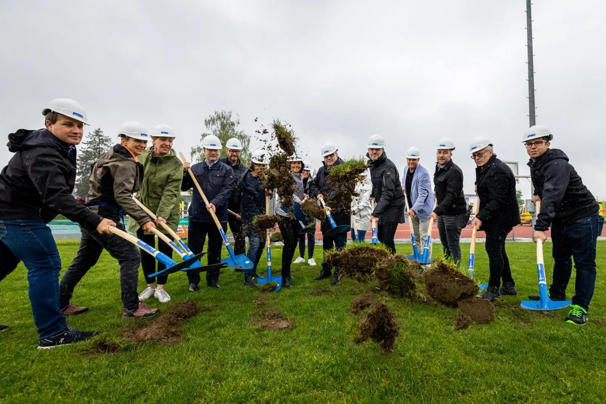 Die Fehraltorfer Baukommission beim Spatenstich am Freitagnachmittag. , So soll die neue Halle einst aussehen., Der Innenbereich der Mehrzweckhalle soll lichtdurchflutet sein.