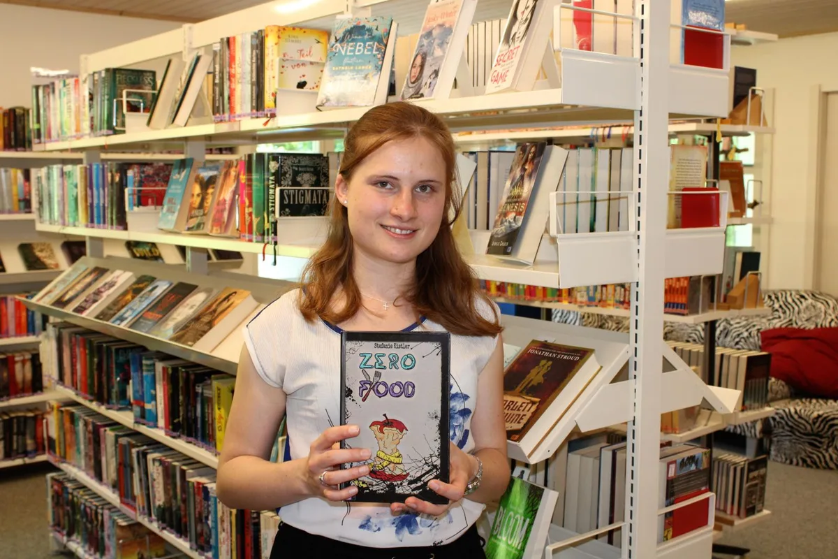 https-zueriost-ch-sites-default-files-elvis-media-2022-05-stefanie-kistler-bauma-buch-ueber-magersucht-bibliothek-bauma-1_preview-jpg Den Roman «Zero Food» hat Stefanie Kistler im Rahmen ihrer Maturaarbeit geschrieben., Das Buch steht heute unter anderem in der Bibliothek in Bauma.
