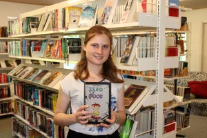 https-zueriost-ch-sites-default-files-elvis-media-2022-05-stefanie-kistler-bauma-buch-ueber-magersucht-bibliothek-bauma-1_preview-jpg Den Roman «Zero Food» hat Stefanie Kistler im Rahmen ihrer Maturaarbeit geschrieben., Das Buch steht heute unter anderem in der Bibliothek in Bauma.