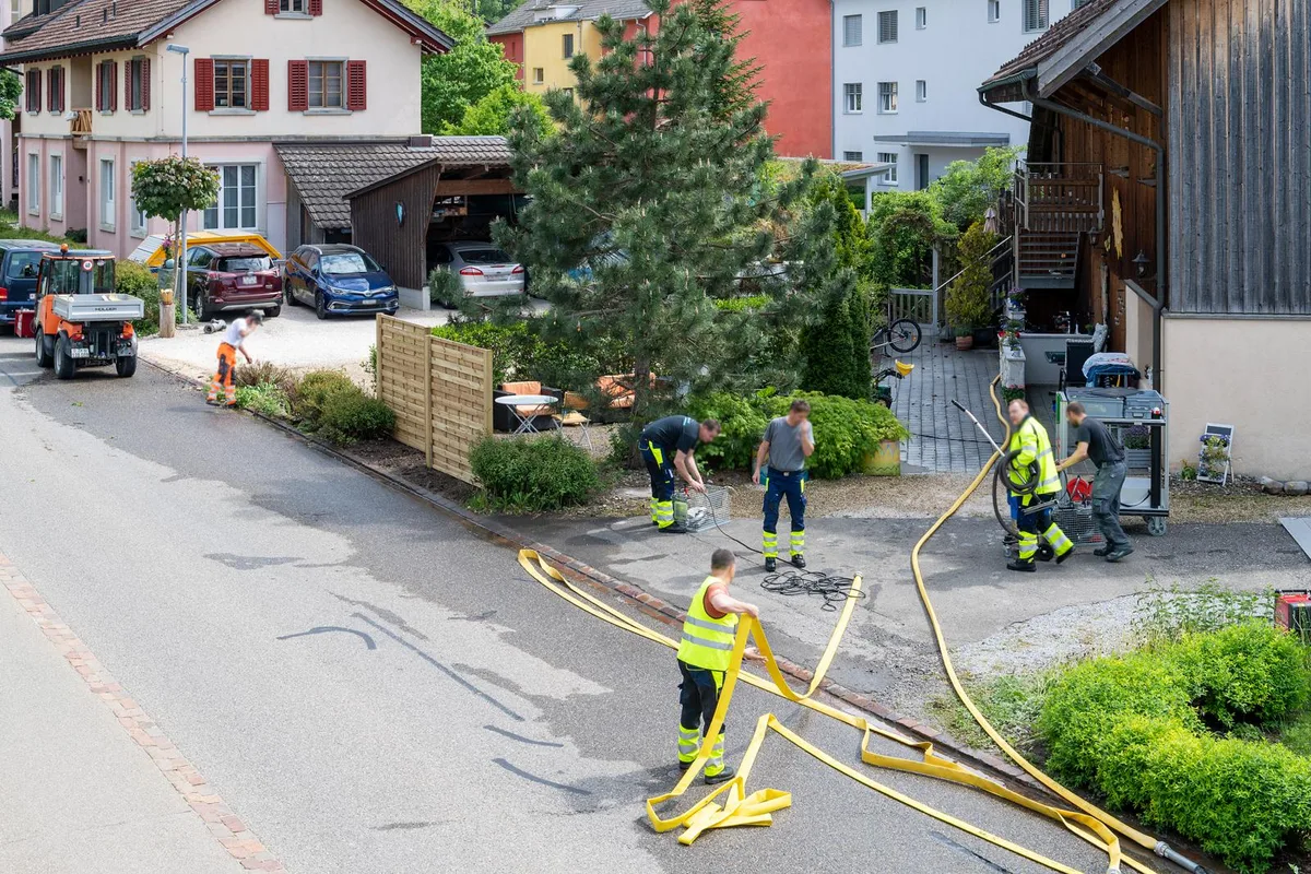 Die Feuerwehr musste wegen eines umgefahrenen Hydranten ausrücken – und einen Keller auspumpen., Der Hydrant muss ersetzt werden., Einige Anwohner haben bis in den frühen Abend kein Wasser., Auch die Polizei war vor Ort.
