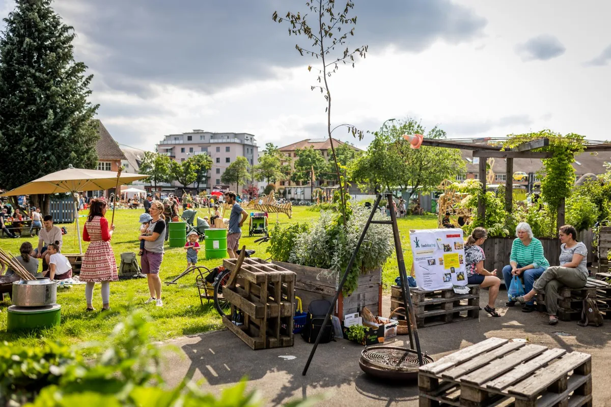 Friedlich und ausgelassen war die Stimmung auf dem Zeughausareal., Attraktionen für Wagemutige., Das Wetter spielte bestens mit. , Ein Treffen zahlreicher Kulturen., Musik kam auch nicht zu kurz., Viele Attraktionen am Zeughausfest., Mehr als 3000 Besucherinnen und Besucher kamen.