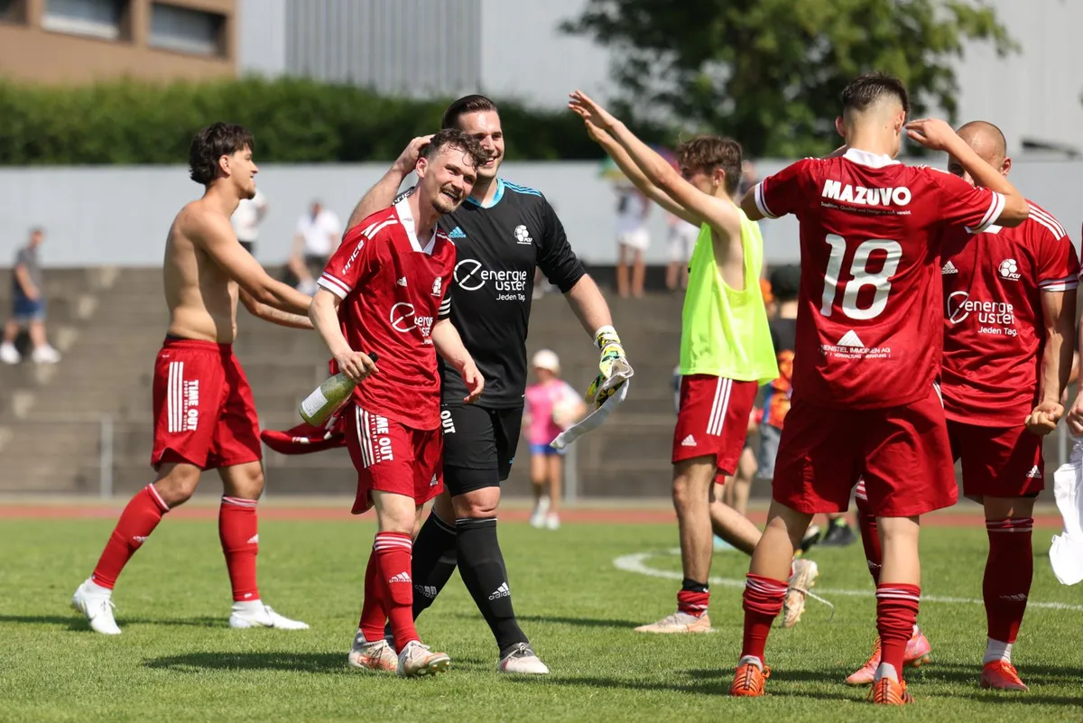 19062022_ustertoess_dku__5_preview Am Ende eine klare Sache: Der FC Uster gelang der letzte Schritt zum Aufstieg durch ein 4:1 über Töss., Usters Patrick Schlatter (rechts) gegen den Tösser Ilirjan Dano.