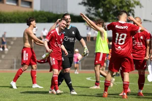 19062022_ustertoess_dku__5_preview Am Ende eine klare Sache: Der FC Uster gelang der letzte Schritt zum Aufstieg durch ein 4:1 über Töss., Usters Patrick Schlatter (rechts) gegen den Tösser Ilirjan Dano.