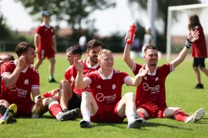 19062022_ustertoess_dku__6_preview Jubel, Trubel, Aufstiegsparty: Der FC Uster kehrt in die 2. Liga interregional zurück., Mit dem 4:1-Sieg gegen den FC Töss machten die Ustermer den Sack zu., Als einziges Oberländer Team spielen sie in der nächsten Saison interregional.