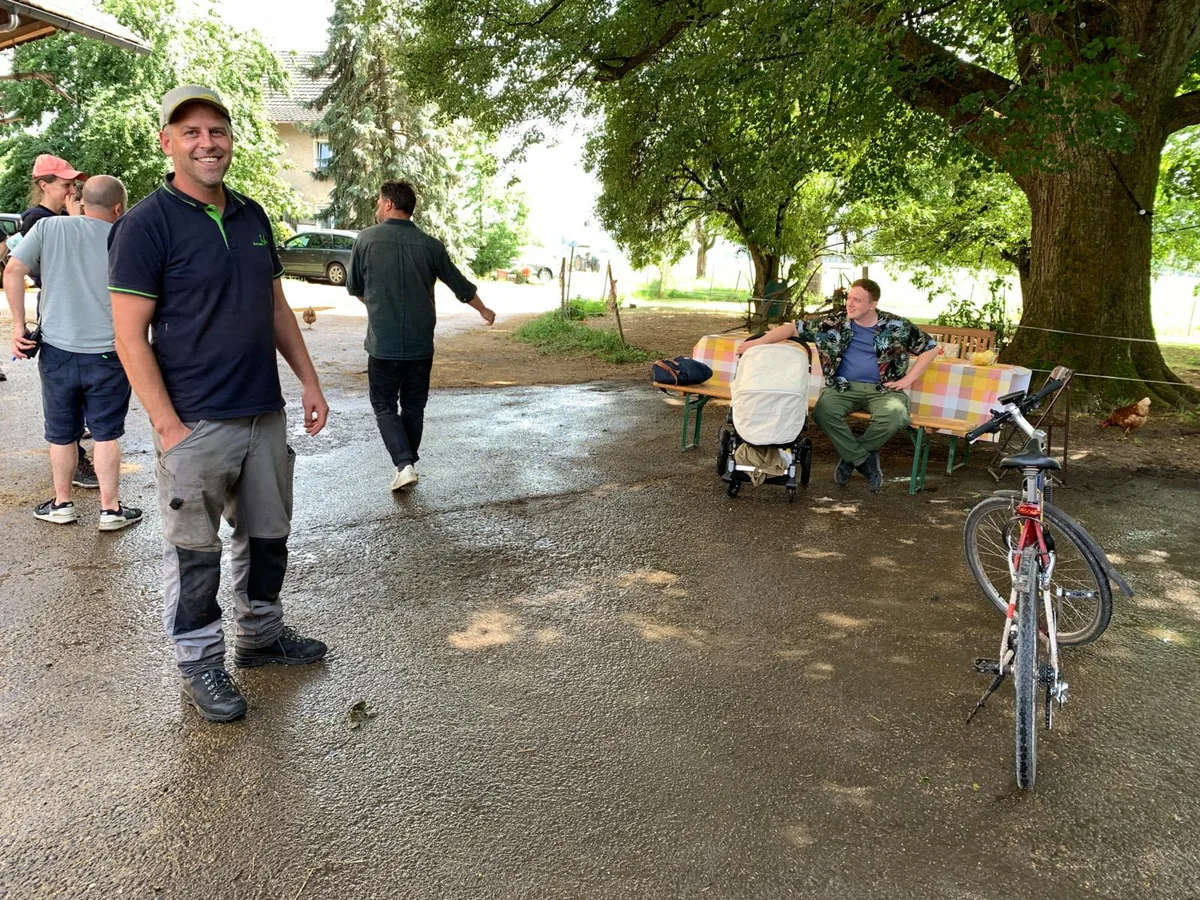 Landwirt Christoph Steiner ist zwar nicht im Film zu sehen, aber dennoch auf dem Set präsent. (Foto: Christian Brändli)  