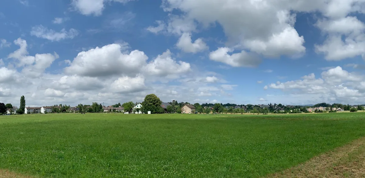Die richtige Umgebung: Der Film-Hof liegt am Siedlungsrand von Uster. (Foto: Christian Brändli)