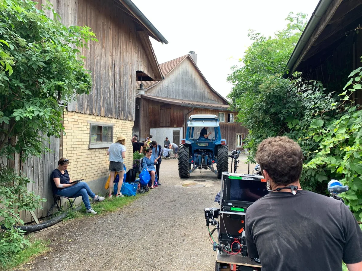 Christoph Steiner muss wegen der Dreharbeiten seinen Traktor umplazieren. (Foto: Christian Brändli)