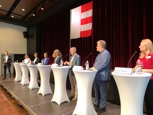 230622_stadtratdialog_cb_1_preview Unter der Ustermer Fahne stellten sich die Ustermer Stadträte den Fragen aus der Bevölkerung., Beim Apéro konnten die Politiker weiter mit Fragen bearbeitet werden.