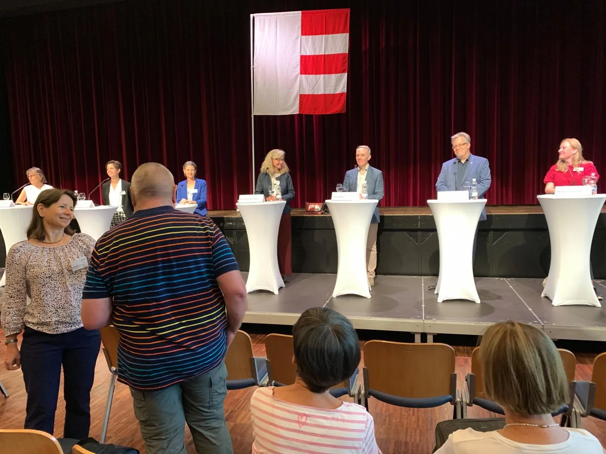 Knapp 20 Fragen aus dem Publikum beantworteten die sieben Stadträte. (Foto: Christian Brändli)