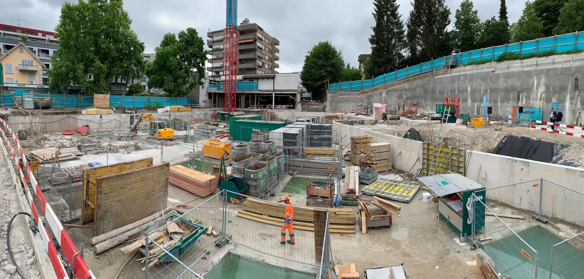 Von nun aufwärts: Mit 26 Metern wird der höchste Wohnturm den - noch - stehenden Block hinten um zwei Meter überragen. Foto:cb 