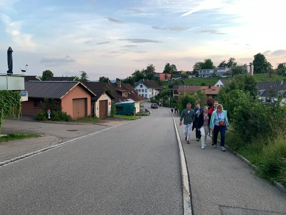 Auf der Gstalderstrasse (Blick vom Sack gegen Heusberg) wird hier ein weiteres Berliner Kissen gelegt. (Foto: cb) 