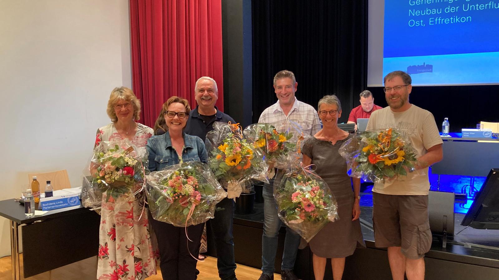 V.l.n.r.: Cornelia Tschabold (EVP), Ursula Wettstein (FDP), Paul Rohner (SVP), René Truninger (SVP), Denise Tschamper (Grüne) und David Gavin (SP) wurden aus dem Parlament Illnau-Effretikon verabschiedet.