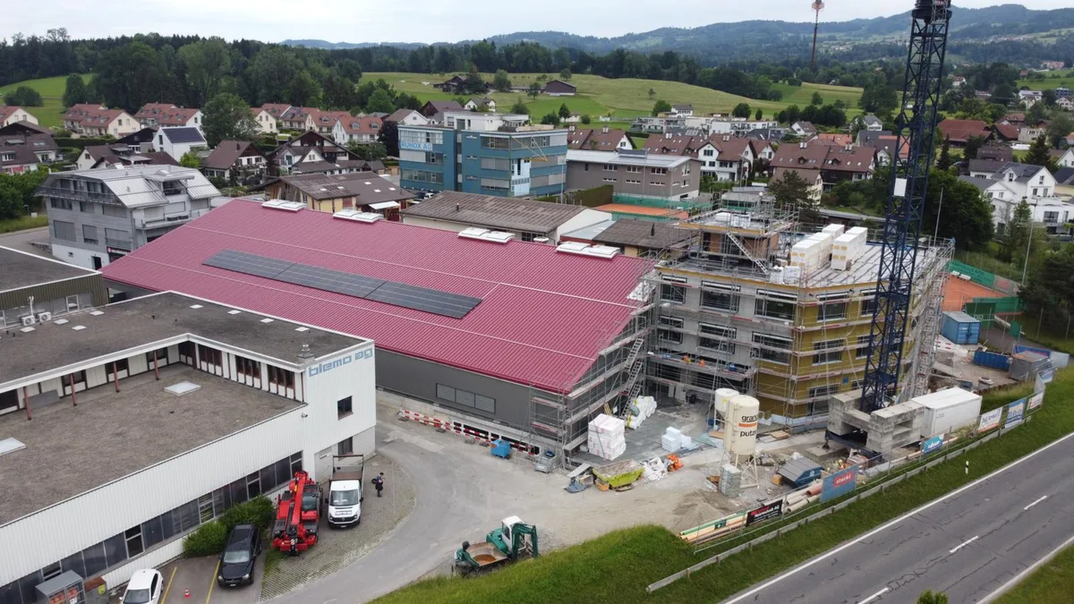 dji_0821-2_preview Ende August soll das neue Sportzentrum nach Plan eröffnet werden. Bauherr Werner Künzi kann es kaum erwarten., Mathias Müller, Walter Künzi und Claude Keller (von Links) peilen eine Eröffnung pünktlich zum Beginn des neuen Schuljahrs an.