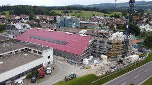 dji_0821-2_preview Ende August soll das neue Sportzentrum nach Plan eröffnet werden. Bauherr Werner Künzi kann es kaum erwarten., Mathias Müller, Walter Künzi und Claude Keller (von Links) peilen eine Eröffnung pünktlich zum Beginn des neuen Schuljahrs an.