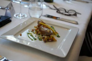 dsc00980_preview Auftakt des 5-Gänge-Menüs im «Bären» Grüningen: Einsiedler Brachsmenwurst. , Zweiter Gang: Rückenmedaillon vom Alpinlachs serviert mit frischem Meerrettich, Honigdillsenf-Glacé und bunten Sommerblüten., Dritter Gang: Felchenleberli vom Greifensee mit würzigem Süsskartoffelstock., Vierter Gang: Medaillon vom Oberseewels mit geschmolzenem Jersey Blue, serviert an Safrancrème und sämigen Randen-Risotto., Fünfter Gang: Hausgemachtes Sauerrahm-Glacé, begleitet mit Oona Kaviar.