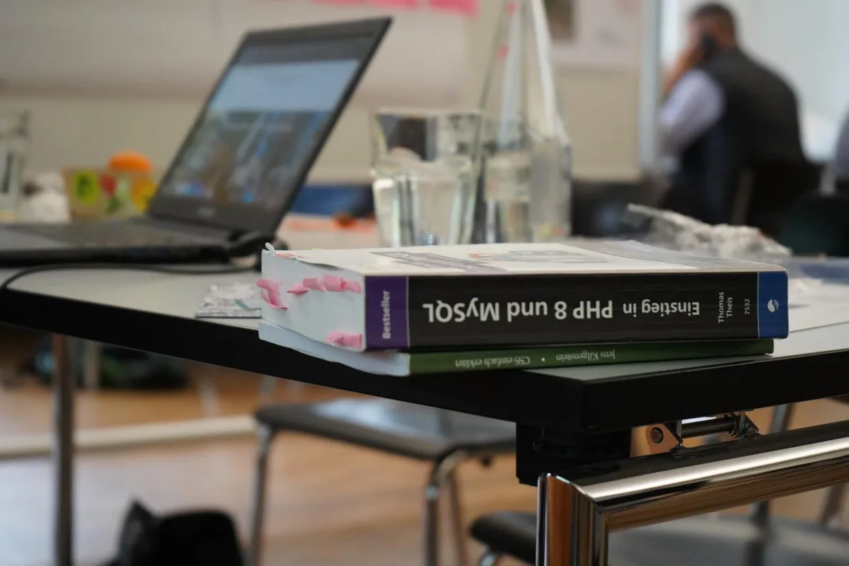 Ausgerüstet: Der Laptop gehörte am Hackathon in Wetzikon zur Standardausrüstung., Acht Problemstellungen wurden während des Anlasses bearbeitet. Unter anderen sollte ein «Wetzitrail» entstehen., Rund 60 Teilnehmende besuchten den Anlass im Kronensaal., Dabei hatten längst nicht alle Programmierkenntnisse., Es wurde eifrig diskutiert, an Konzepten gearbeitet oder Prototypen erstellt.