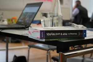 dsc01084_preview_0 Ausgerüstet: Der Laptop gehörte am Hackathon in Wetzikon zur Standardausrüstung., Acht Problemstellungen wurden während des Anlasses bearbeitet. Unter anderen sollte ein «Wetzitrail» entstehen., Rund 60 Teilnehmende besuchten den Anlass im Kronensaal., Dabei hatten längst nicht alle Programmierkenntnisse., Es wurde eifrig diskutiert, an Konzepten gearbeitet oder Prototypen erstellt.