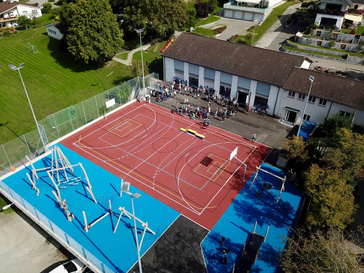 erf%c3%b6ffnungaussensportanlage_wildberg_3_mav_preview Die Neugestaltung der Wildberger Sportanlage war günstiger als gedacht., Zur umgestalteten Anlage gehört unter anderem ein neuer Spielplatz., Vorher präsentierte sich dieser in veraltetem Kleid.