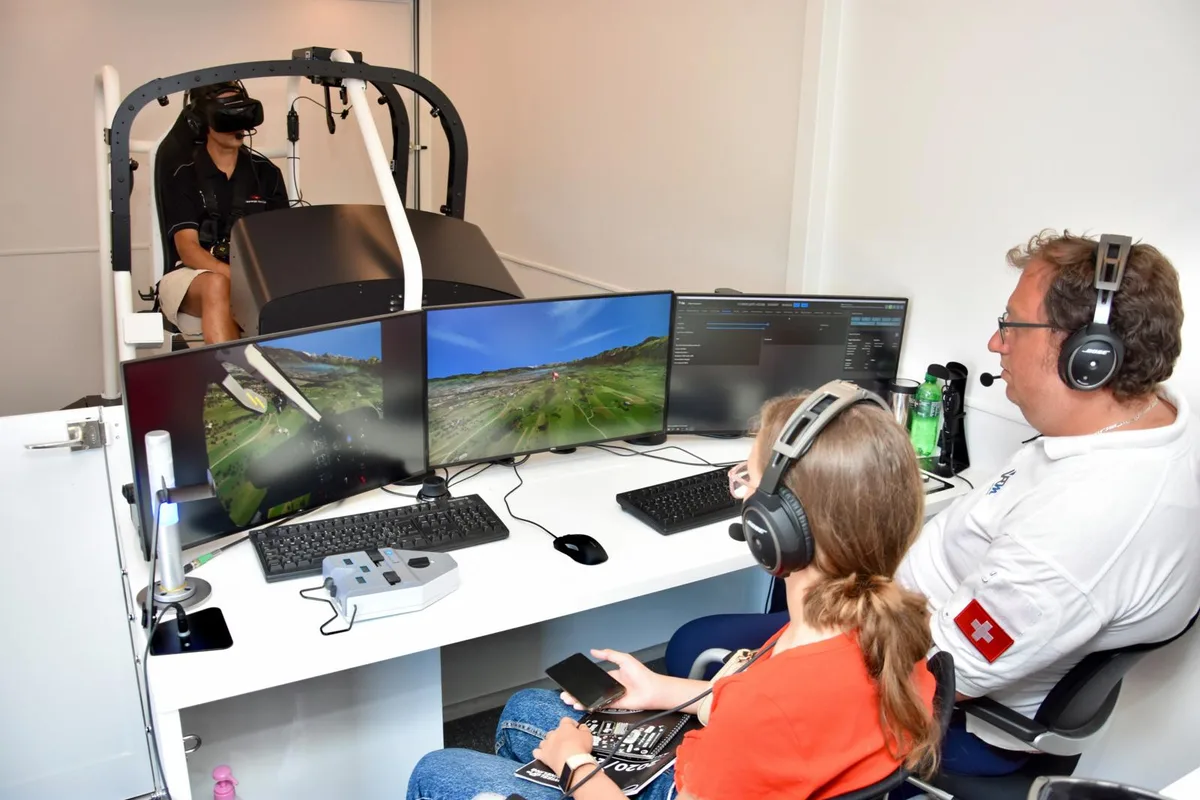 Die Innovatica machte es möglich: Fliegen im Helikoptersimulator mit VR-Brille., Der Eingabereich zum Innovationspark machte klar, was den Besucher und die Besucherin auf dem Areal erwartete., Esther Mare von der Brauerei Hardwald in Wallisellen beim Ausschank., Innovation an allen Ecken und Enden., Experimentieren weckt Interesse und macht Spass, hier im Workshop von «Startbahn 29»., Die «Startbahn 29» gab Einblick in physikalische «Zaubereien»., Kinder konnten im «Experimentierlabor» in einem Workshop ihr physikalisches Verständnis fördern., Kinder konnten im «Experimentierlabor» in einem Workshop ihr physikalisches Verständnis fördern., Dr. Peter Fankhauser,  Co-Founder &amp;amp; CEO von ANYbotics, stellte einen Roboter als «zukünftigen Arbeitskollegen» vor., Experimentieren weckt Interesse und macht Spass, hier im Workshop von «Startbahn 29»..