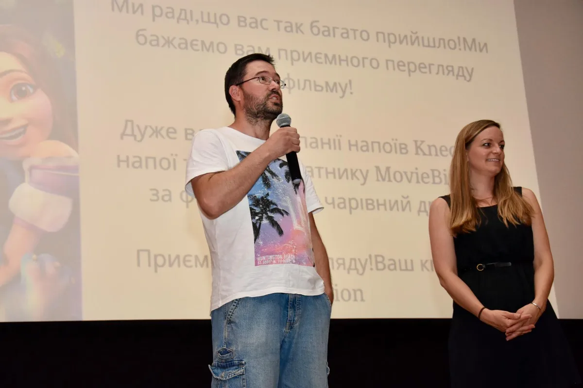 Nikolaj Zeiter und Sabrina Lejeune begrüssen die Gäste, Zeiter auf Ukrainisch., Ein Ausschnitt aus dem Film. , Die Besucherinnen und Besucher rüsten sich vor dem Filmbeginn mit Softgetränken und Popcorn aus.