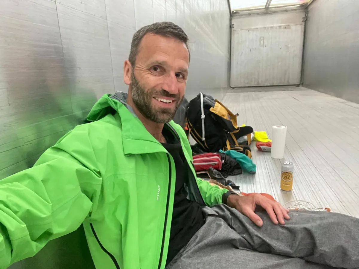 Eine Nacht verbrachte Matthias Rusch auf der Ladefläche eines Lastwagens. (Foto: Matthias Rusch) Mann sitzend auf Ladefläche eines Lastwagens.