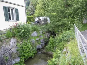 p6160406_preview In den Wohnquartieren fliesst der Chämibach dicht entlang der Häuser, Normalerweise plätschert er ruhig vor sich hin., Doch bei einem Hochwasser geht von ihm grosse Gefahr aus. Im Bild die Überschwemmungen in Zell am 5. Mai.