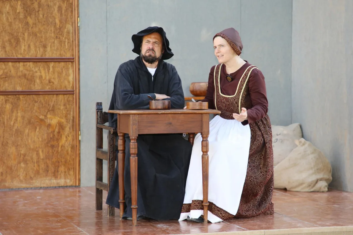 proben_20220611_04_preview Der Pfarrer Johannes Stumpf war im Oberland eine historische Grösse, doch haderte stets mit sich selbst., Thomas Muggli, Eva Mann und Roland Griesser (von Links) hoffen vor allem auf gute Wetterbedingungen für das Freilichtspiel., Stumpf wird (hier Bilder der Proben) klar, dass er nur mit dem Rückhalt der einfachen Bevölkerung seine Ziele erreichen kann.