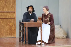 proben_20220611_04_preview Der Pfarrer Johannes Stumpf war im Oberland eine historische Grösse, doch haderte stets mit sich selbst., Thomas Muggli, Eva Mann und Roland Griesser (von Links) hoffen vor allem auf gute Wetterbedingungen für das Freilichtspiel., Stumpf wird (hier Bilder der Proben) klar, dass er nur mit dem Rückhalt der einfachen Bevölkerung seine Ziele erreichen kann.