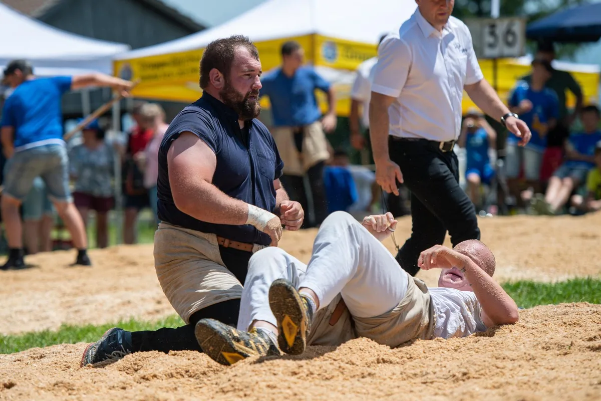 sport_19062022_schwingen-bachtelschwinget_pif-2_preview_0 Fabian Kindlimann (links) ist der erfahrenste Oberländer Schwinger und hat in seiner Karriere bereits 47 Kränze gewonnen.