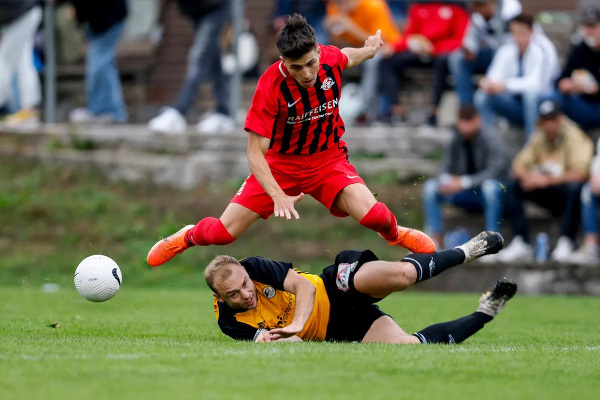 sport_26092021_fussball_crm_11_preview Einsatz total: Der Wetziker Dominik Käslin (unten) lässt seinen Pfäffiker Gegenspieler abheben., Viele Gegenspieler, viele Tore: Der Pfäffiker Timône Marques war mit 19 Treffern zweitbester Oberländer Stürmer in der 3. Liga., Flakon Halimi war letzte Saison der erste Oberländer Drittliga-Trainer, der seinen Posten verlor., Die Fällander (Bruno Grob, 2.v.r.) liefen dem Gegner zu oft hinterher und stiegen ab. , Eine selten trübe Bilanz: Mönchaltorf-Egg (Jan Ott, hinten) blieb ohne einen einzigen Sieg.