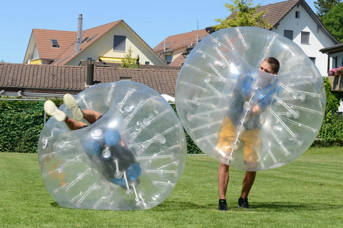 tt_wildbergete_2022_-wildberg-jam_19_preview Wo ist oben, wo ist unten? Beim Zorbing an der Wildbergete verliert man schnell den Überblick., Wer ist der schnellste Wildberger? Die Zuschauer unterstützen die Kinder mit lauten Applaus., Für ein Soft-Ice braucht es Geduld. Die Schlange ist lang., Vier Athleten mit speziellem Kopfschmuck., Volle Konzentration – auch beim Rennen., Päckli-Fischen ist eine beliebte Aktivität an der Wildbergete., Auch beim Schminken ist der Andrang gross., Die Veranstalter zeigen sich zufrieden. Doch das OK sucht dringend neue Mitglieder.