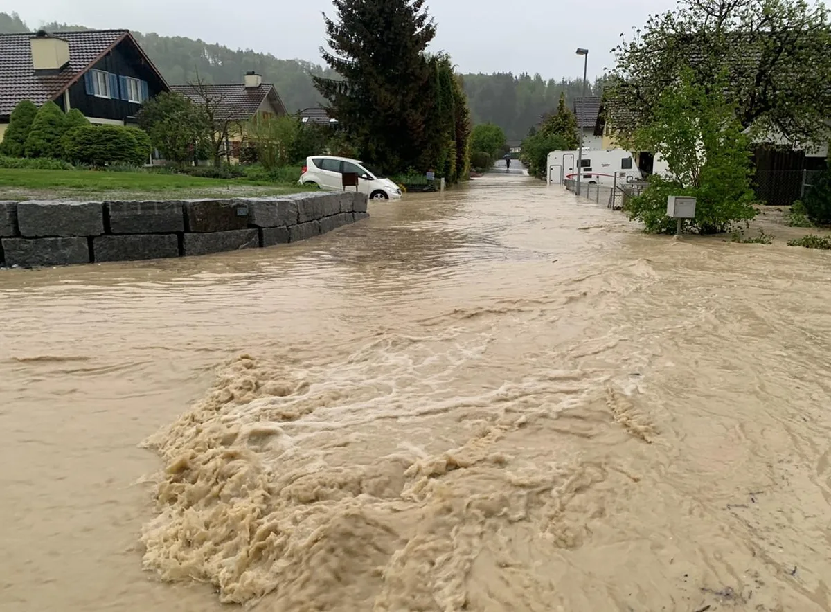 uberschwemmung1_preview_0 Land unter in Zell Anfang Mai., Das Unwetter hat Spuren hinterlassen. , Diverse Keller wurden geflutet, viel Material musste entsorgt werden., Mittlerweile konnten die Aufräumarbeiten fast abgeschlossen werden.