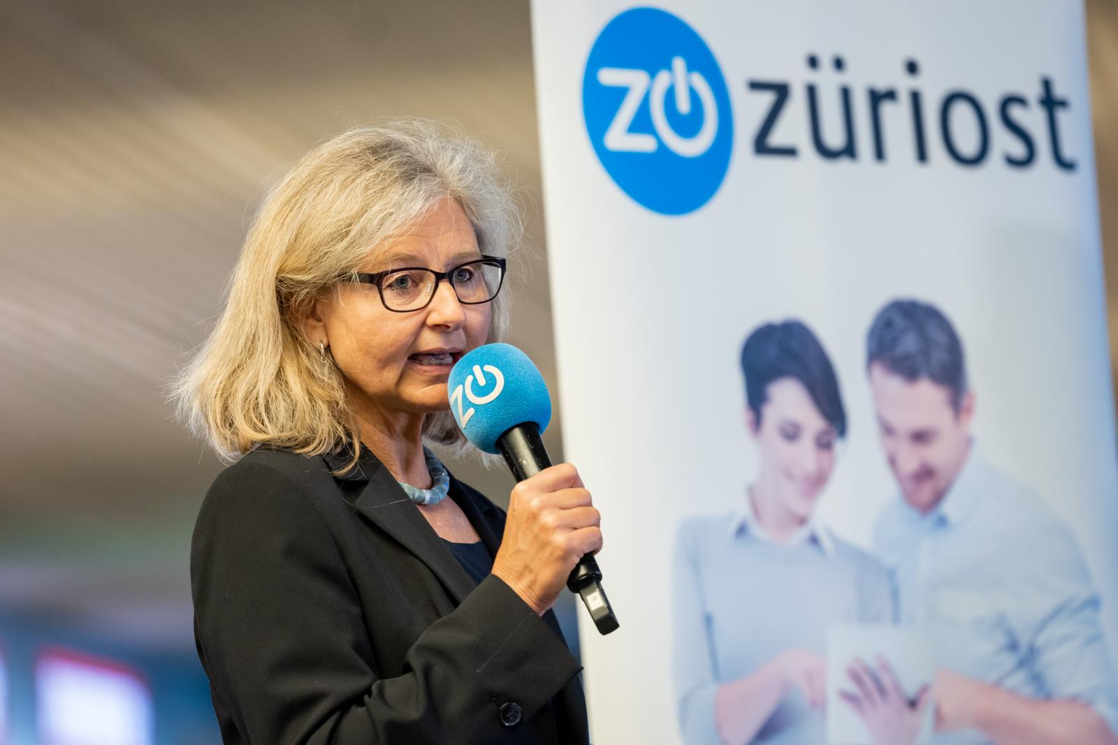 Barbara Thalmann am Podiumsgespräch von Zueriost.