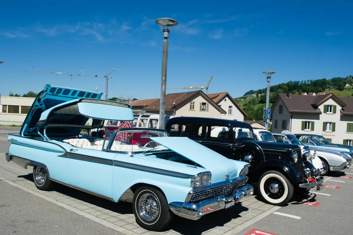 wald_20170611_waldrollt_cos_5_preview_0 Kein Auto das an der Bahnhofstrasse in Wals präsentiert wird, hat einen jüngeren Jahrgang als 1989., Neben klassischen Oldtimern gibt es am kommenden Sonntag auch Kutschen und andere Fuhrwerke zu sehen., Das Wetter sollte wie hier 2017 auch am diesjährigen Anlass stimmen., Mehr Vintage ist kaum möglich. Dem Publikum steht es zu, den schönsten Oldtimer zu bestimmen.