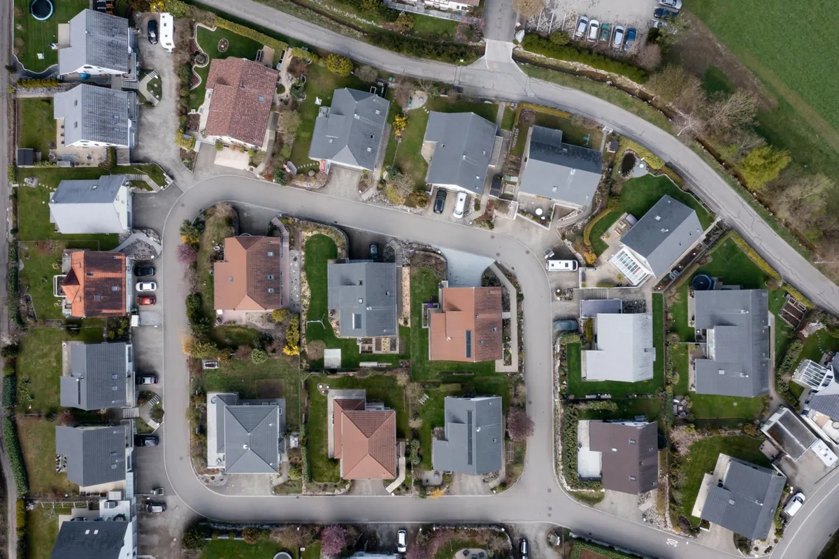 wirtschaft_10082021_immobilien_crm_3_preview_0 Bei Auf- und Umzonungen wird Zell eine Mehrwertabgabe erhebe. Im Bild das Quartier Bachstrasse in Zell., Auf dem Metzgerareal in Kollbrunn beispielsweise darf künftig fünfstöckig gebaut werden, nicht nur dreistöckig.
