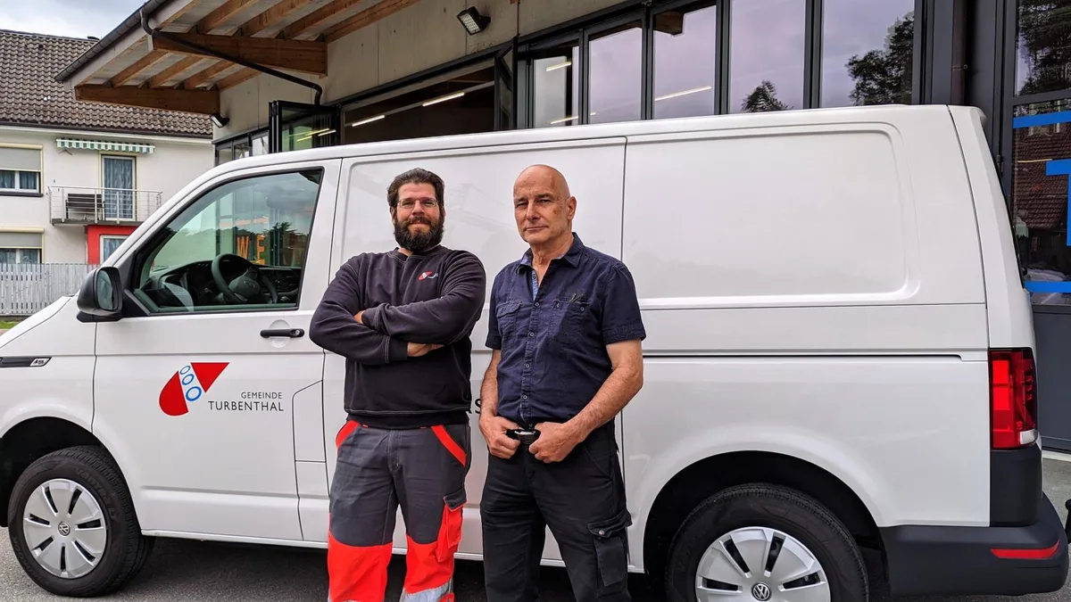 brunnenmeister-richard-kaegi-patrick-rusterholz-turbenthal-1-be_preview Richard Kägi (rechts) gibt seine Aufgaben an Patrick Rusterholz weiter., Gemeinderat Heinz M. Schwyter (rechts) bedankt sich bei Kägi für seine Dienste., Ein gut unterhaltenes Netz war für Kägi stets ein grosses Anliegen.