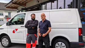 brunnenmeister-richard-kaegi-patrick-rusterholz-turbenthal-1-be_preview Richard Kägi (rechts) gibt seine Aufgaben an Patrick Rusterholz weiter., Gemeinderat Heinz M. Schwyter (rechts) bedankt sich bei Kägi für seine Dienste., Ein gut unterhaltenes Netz war für Kägi stets ein grosses Anliegen.