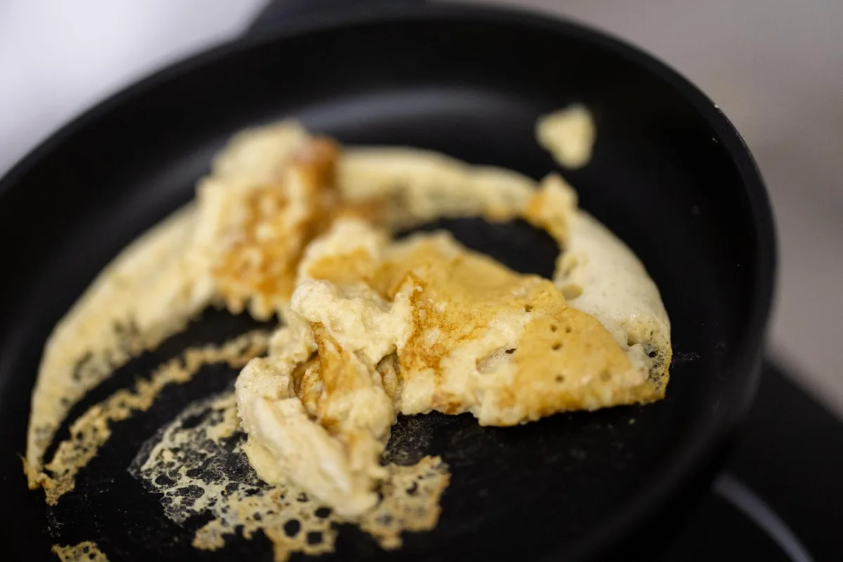 Omelette in einer Pfanne. 